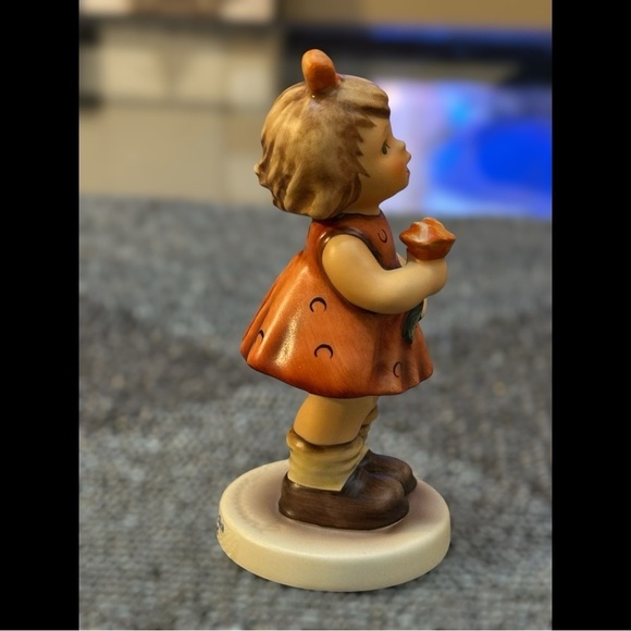 Goebel Hummel Figurine – “Ein Röschen für Dich Roses Are Red” – First Issue 1998 - Picture 7 of 8